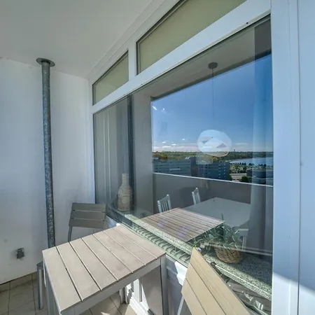 - Haus E, App 0e1007 *